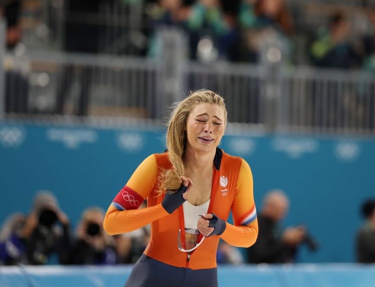 '스포츠 브라 노출' 네덜란드 빙속 스타 경기복, 경매가 1000만원 넘길 듯