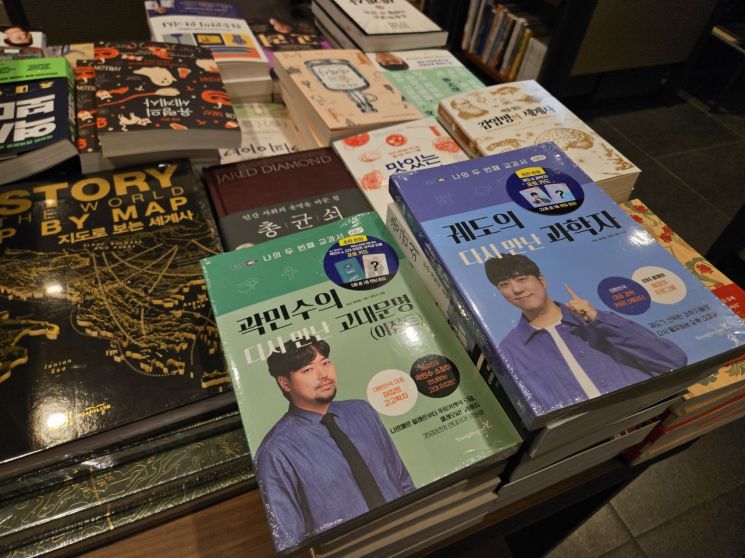 "유튜버 궤도 포토카드 얻으려 책 20권 샀다"…'아이돌 앨범깡' 닮아가는 서점가