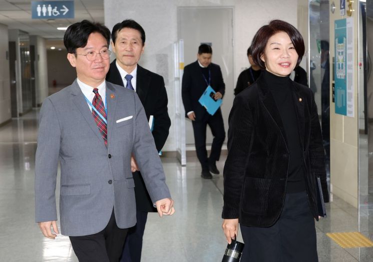 당정 "퇴직연금 사외적립 단계적 의무화…연내 개정안 통과"(종합)