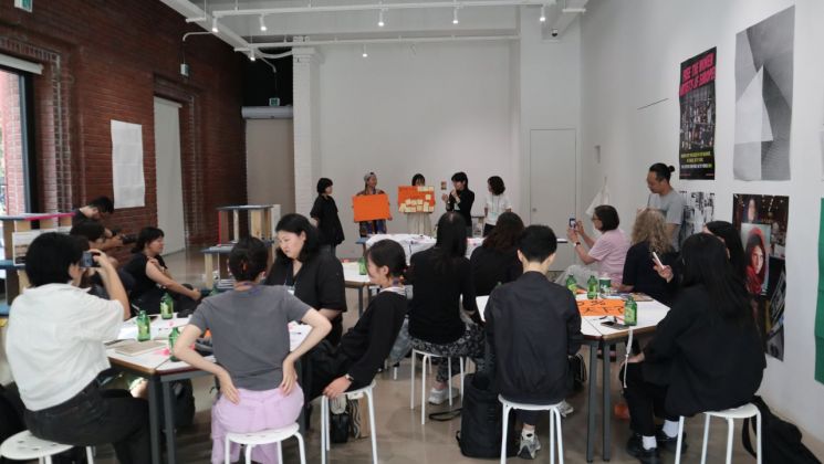 주제기획전_예술 학교(가제)_이미지_인투더리듬. 엘리자베스 에베를레×루이즈더우먼 프로그램 전경. 2024. 사진 아르코미술관