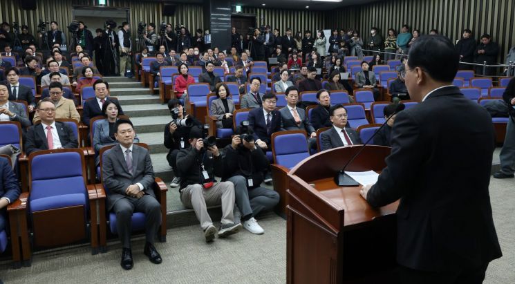 "전국 비상인데 딴 얘기만" 絶尹 흐지부지 국힘 의총