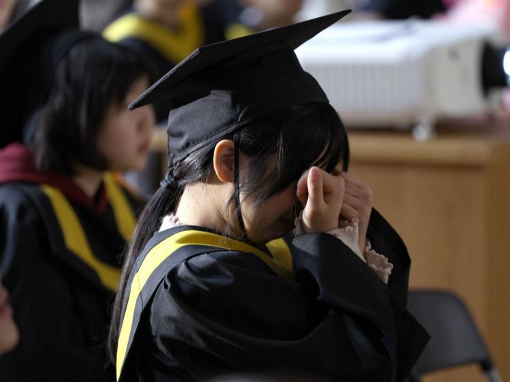 本月5日，在大邱达西区月谷小学举行的毕业典礼及学校关闭仪式上，一名六年级学生在领取毕业证书时流下了眼泪。月谷小学以学龄人口减少为由将于3月关闭，当天在举行第33届毕业典礼的同时举办了关闭仪式。联合新闻提供