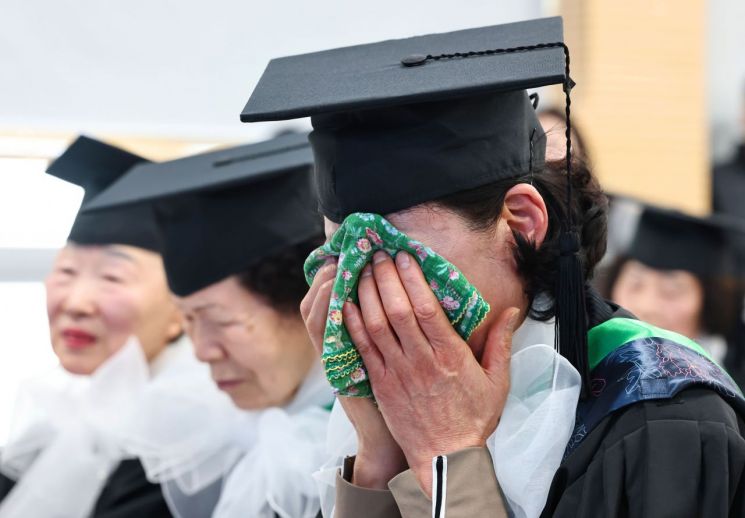 28日，在首尔永登浦区厅别馆举行的2025学年度Neulpureum学校小学及中学毕业典礼上，一名高龄毕业生正拭去流下的泪水。联合新闻提供