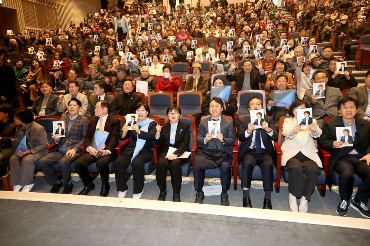 이순희 강북구청장(오른쪽 다섯 번째)과 출판기념회 참석자들. 본인 제공.