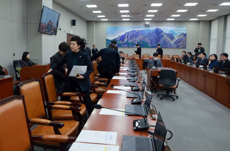 국회 운영위, 본회의 24일 개최 의결…국민의힘 퇴장