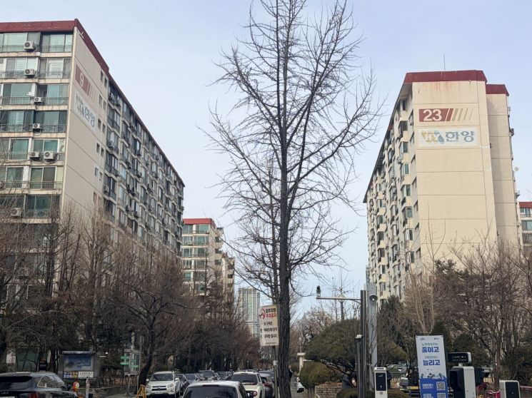 "빨간 넥타이 부대 20여명 대동"…'재건축 최대어' 압구정에 승부 건 건설사[부동산AtoZ]