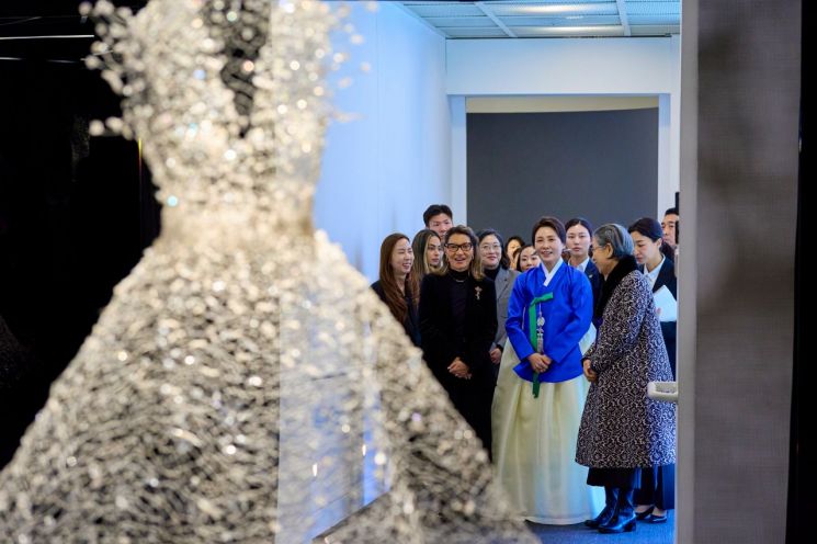 김혜경 여사, 브라질 영부인에 '맞춤 한복' 선물