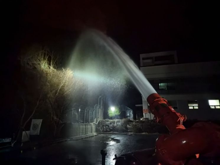 밀양 산불, 야간 진화 총력 대응…대용량포방사시스템 투입