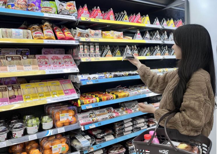 "밥 먹고 가야지"…1000원대 도시락·300원대 삼각김밥 내놓는 편의점