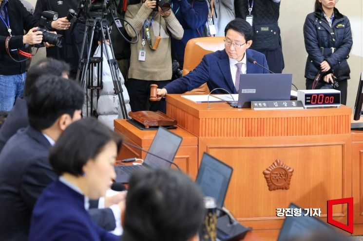 [포토] 의사봉 두드리는 김상훈 위원장