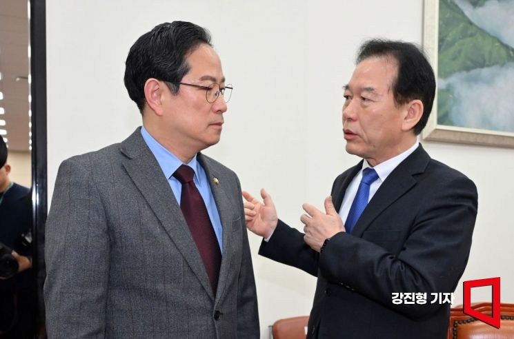 [포토] 의견 나누는 국회 재경위 여야 간사