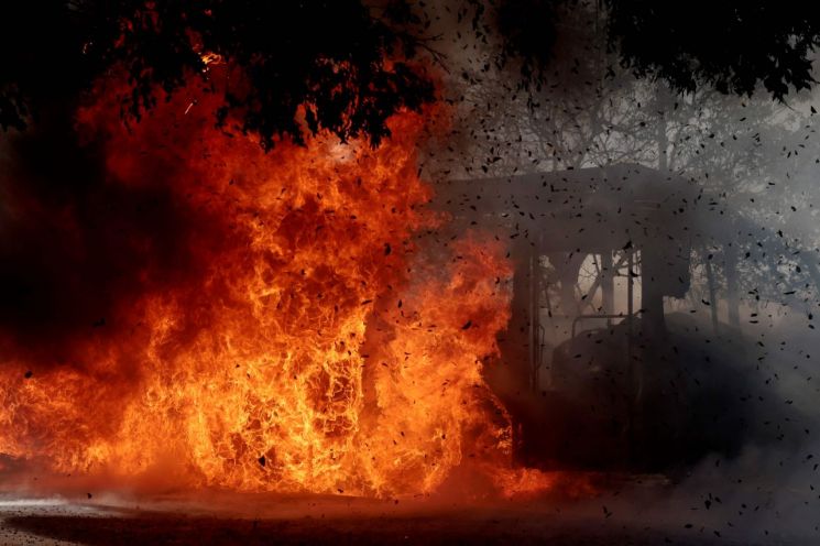 조직범죄 집단이 고위급 안보 표적을 체포하기 위한 할리스코주 작전에 대응해 방화한 버스가 2026년 2월 22일, 멕시코 할리스코주 사포판(Zapopan)의 주요 도로 중 한 곳에서 불타고 있다. 할리스코주는 2026년 월드컵 경기 4경기가 열릴 예정인 지역으로, 강력한 할리스코 신세대 카르텔(CJNG)의 근거지이기도 하며, 최근 몇 년간 여러 차례 폭력 사태로 큰 혼란을 겪어왔다. AFP연합뉴스