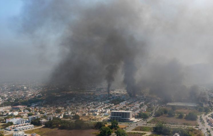 2026년 2월 22일 멕시코 푸에르토 바야르타에서, 할리스코 신세대 카르텔(Jalisco New Generation Cartel) 수장 네메시오 루벤 오세게라 세르반테스, 일명 ‘엘 멘초(El Mencho)’가 사살된 데 대한 격렬한 반응으로 연기가 치솟는 모습이 항공 사진에 포착됐다. EPA연합뉴스