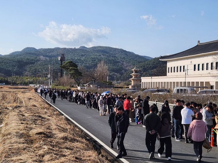 104년 만의 신라 금관, 28만 명 홀렸다…'트럼프 효과'에 오픈런까지