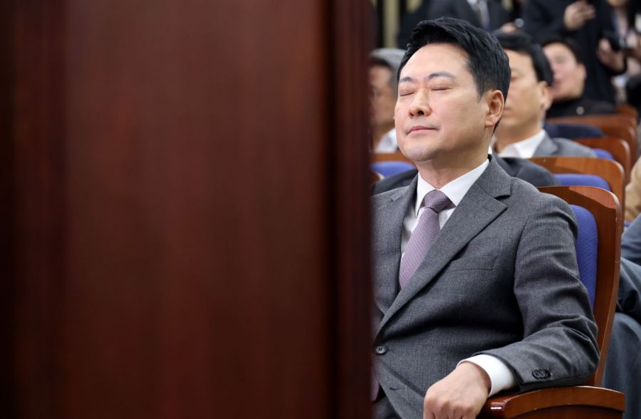 국민의힘 장동혁 대표가 23일 국회에서 열린 의원총회에서 눈을 감고 송언석 원내대표의 발언을 경청하고 있다. 2026.2.23 연합뉴스