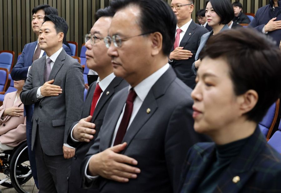 장동혁 대표를 비롯한 국민의힘 의원들이 23일 국회에서 열린 의원총회에서 국기에 경례하고 있다. 2026.2.23 연합뉴스