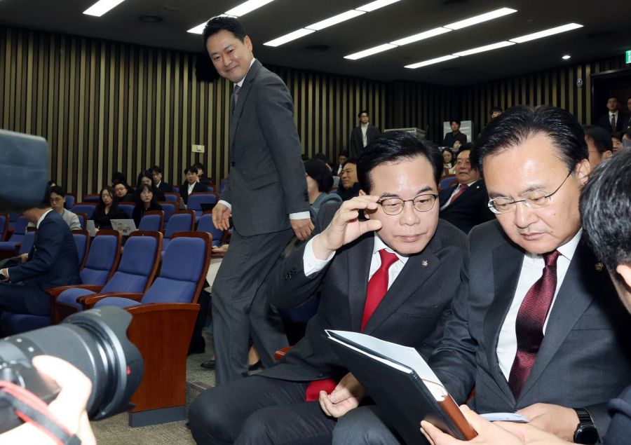 국민의힘 장동혁 대표가 23일 국회에서 열린 의원총회에 입장하며 송언석 원내대표와 유상범 원내운영수석부대표를 바라보고 있다. 2026.2.23 연합뉴스