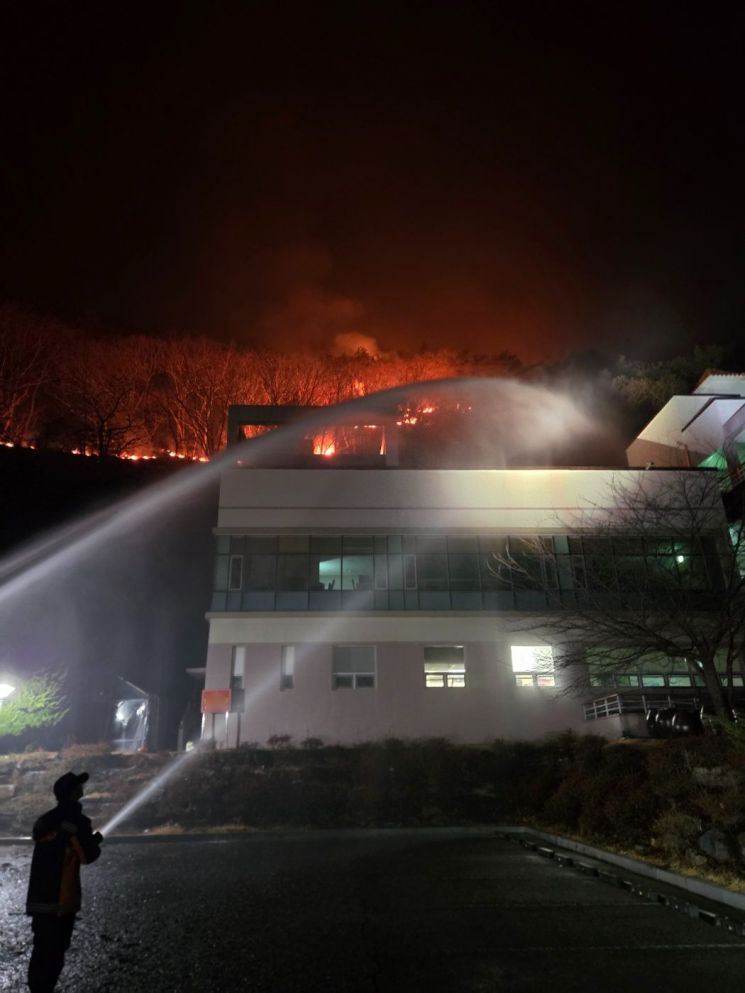 밀양 산불 20시간 만에 주불 진화 … 인명피해 없어