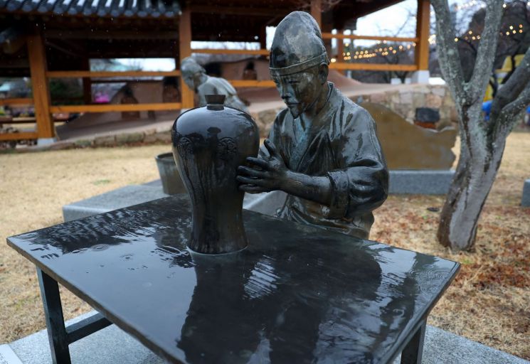 [포토] 비 내린 강진청자축제장, 청자와 도공비의 풍경