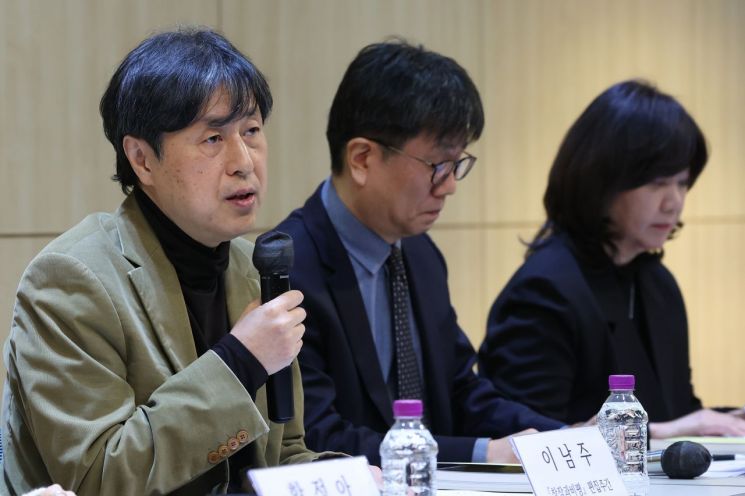 이남주 창작과비평 편집주간이 24일 서울 마포구 창비서교빌딩 50주년홀에서 열린 창비 60주년 기념 기자간담회에서 질문에 답하고 있다. 연합뉴스