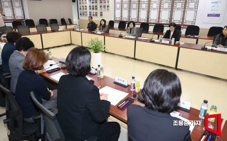 [포토] 전국여성정책네트워크와 간담회하는  원민경 장관