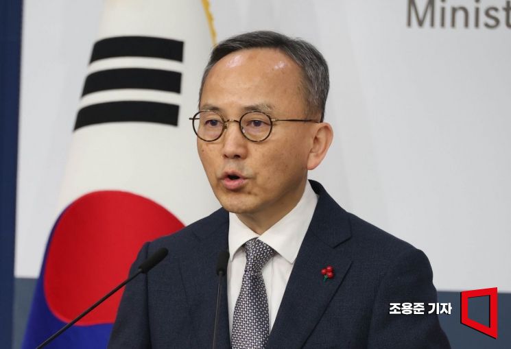 [포토] 취재진 질문에 답하는 박일 외교부 대변인
