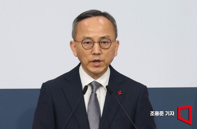 [포토] 정례브리핑 하는 박일 외교부 대변인