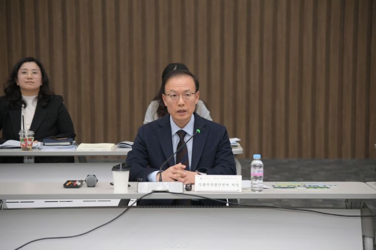 김용재 식품의약품안전처 차장이 24일 충북 청주시 청주오스코에서 '2026년도 범정부 식중독대책협의회 고위급 회의'에서 발언하고 있다. 식품의약품안전처