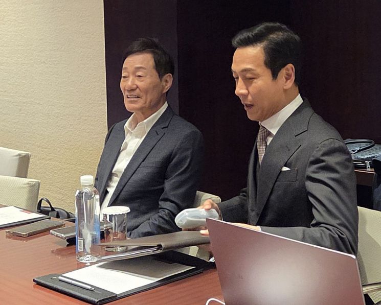 한미사이언스의 최대주주인 신동국 한양정밀 회장(왼쪽)과 이병주 변호사(오른쪽)가 24일 서울 용산구 그랜드하얏트 호텔에서 열린 기자간담회에 참석해 발언하고 있다. 정동훈 기자