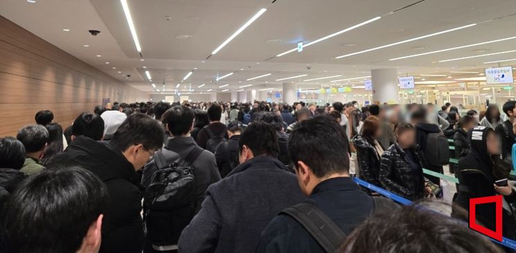 "1등 공항인데 3시간 전 도착이 당연?"…역대급 인파 몰려와도 또 '출국 대란'[인천공항, 세계1위의 민낯]①
