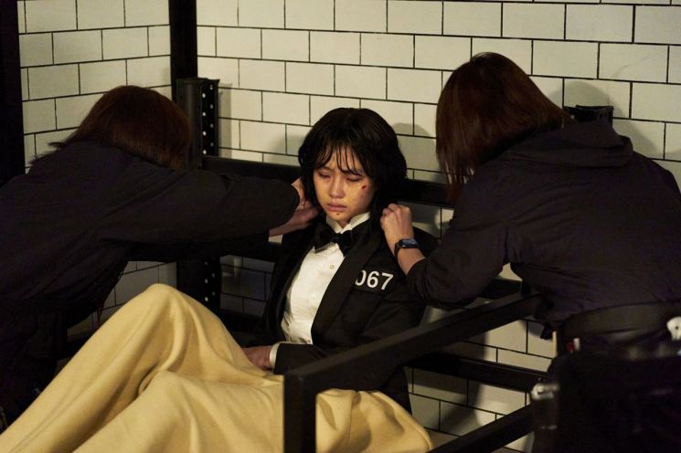 장벽 깬 거대 IP의 명암…'오징어 게임' 평점 6.7점 추락이 남긴 경고[실물 한류]