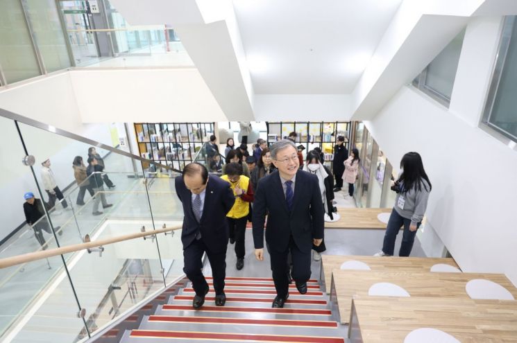 KBS 송신탑 사라진 자리에 책이 꽂혔다…16년 만에 문 연 '구로문화누리'