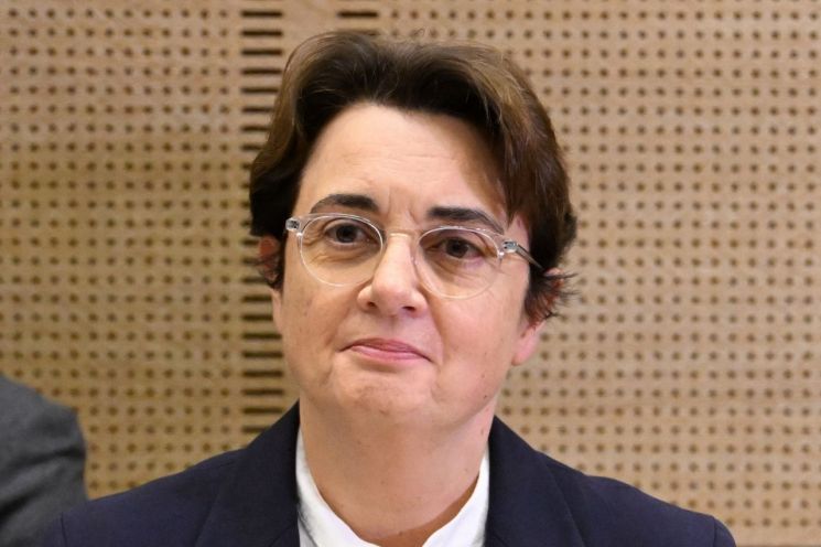 마크롱이 임명한 여성 루브르 관장 결국 사임…'아폴론 갤러리 절도' 후폭풍 어디까지