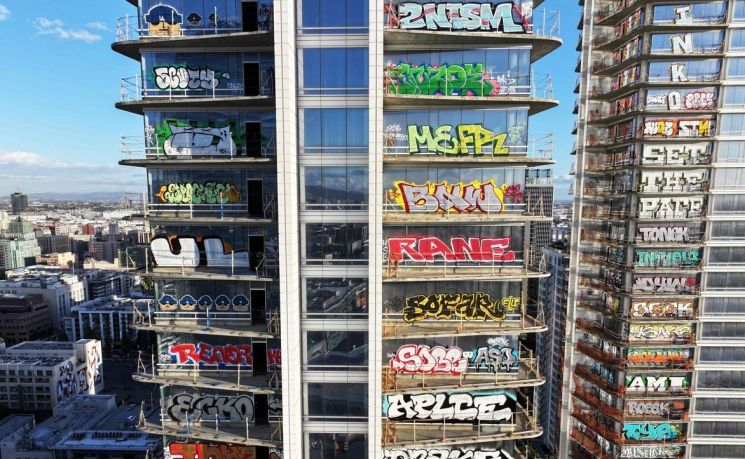 "흉물 빌딩에 새 주인 등장?"…그라피티 타워 방치 7년만에 주인 찾는다