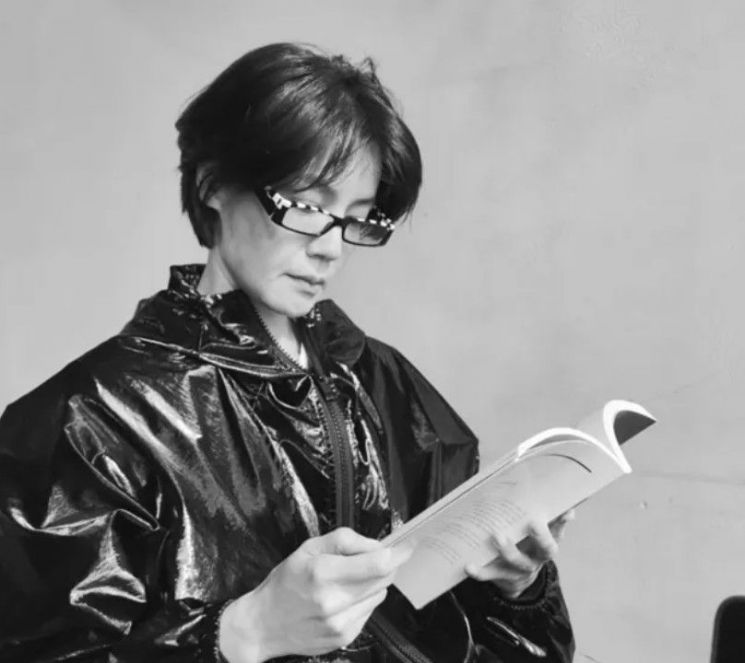 도서관 책 밑줄 친 배우 논란…공공 도서 훼손, 죄일까요