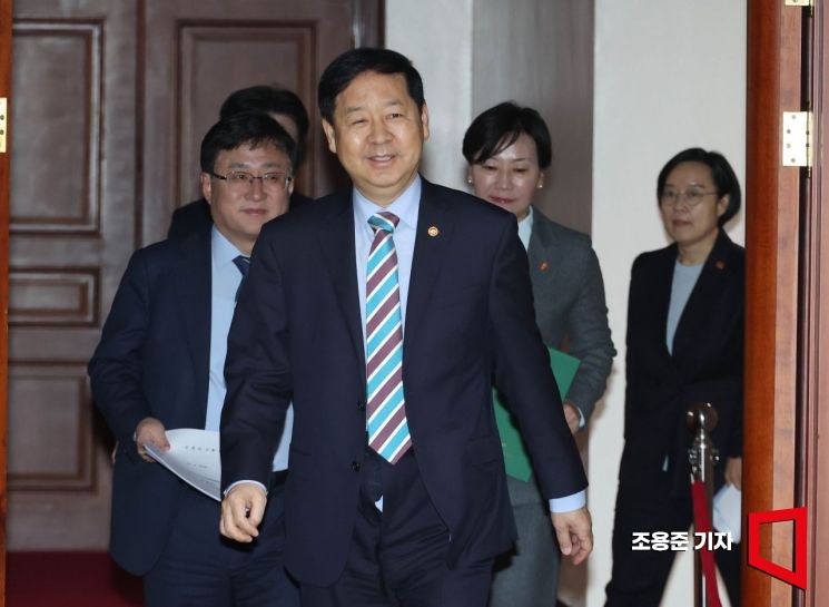 [포토] 경제관계장관회의 참석하는 구윤철 경제부총리