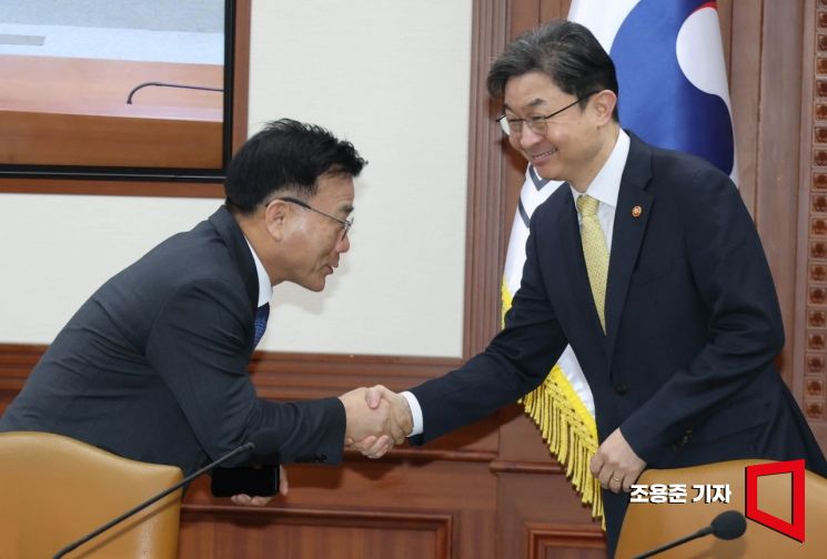 [포토] 악수하는 이억원 위원장과 박상진 산업은행 회장