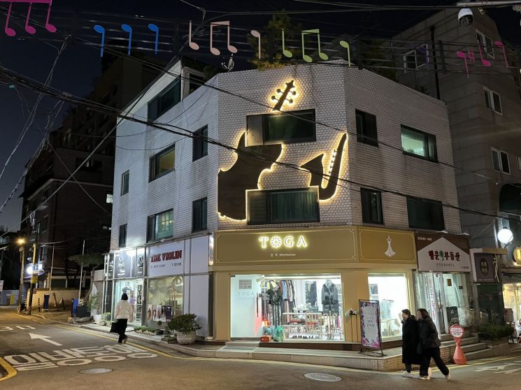 "낡은 간판이 예술이 되다"…지방재정공제회, 간판개선 성과 확인