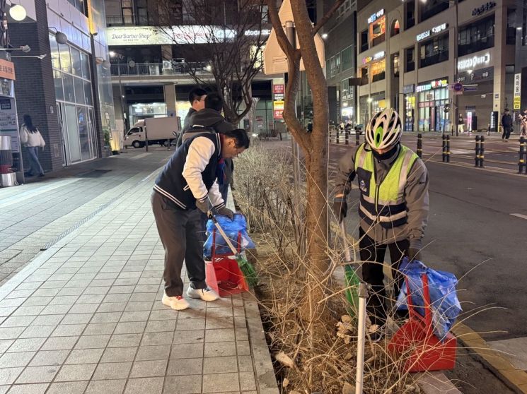 하남시 미사문화거리 야간 청소…이현재 시장 빗자루 들고 직접 동참