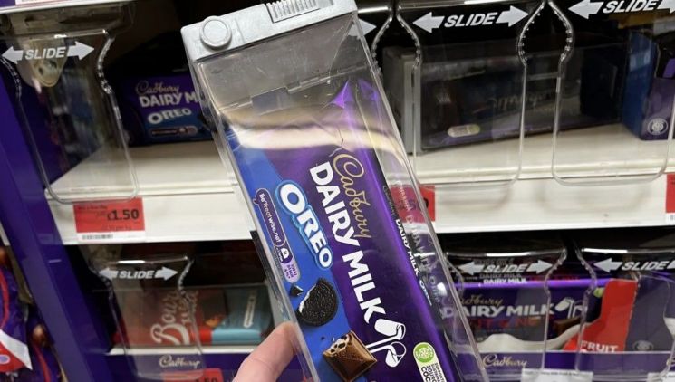 "초콜릿 좀 그만 훔쳐가"…英 마트들이 내놓은 '묘안'