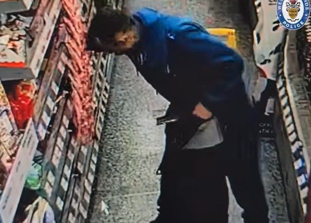 "초콜릿 좀 그만 훔쳐가"…英 마트들이 내놓은 '묘안'