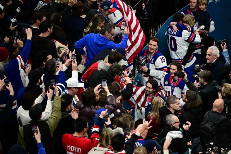 FBI국장이 왜 라커룸에…美아이스하키팀 금메달 뒤풀이서 '병나발'