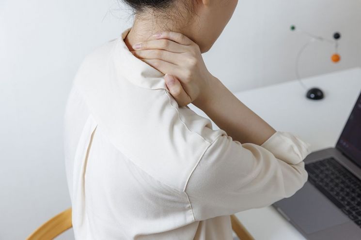 담인 줄 알았던 목 통증… 알고 보니 ‘목 디스크?’