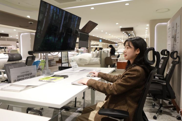 [포토] 롯데백화점 광주점, 신학기 '기능성 의자·책상' 팝업