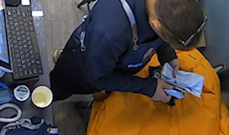 "어? 저거 이상한데"…식당 주인 기지로 보이스피싱 수거책 체포