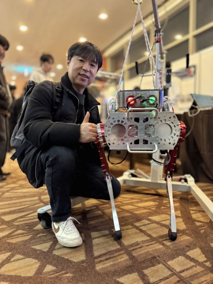 [노필터 로봇]“좁은 공간은 2족이 답”…물에서도 걷는 로봇