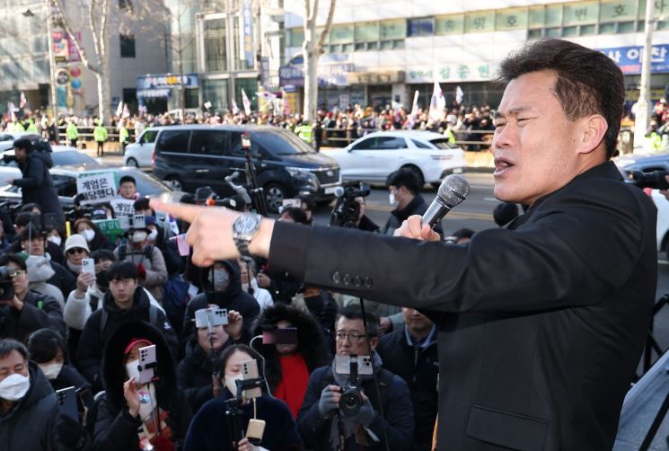 "오세훈, 니 좌파냐!" 반말호통 전한길…'윤어게인 콘서트' 장소 제공 압박