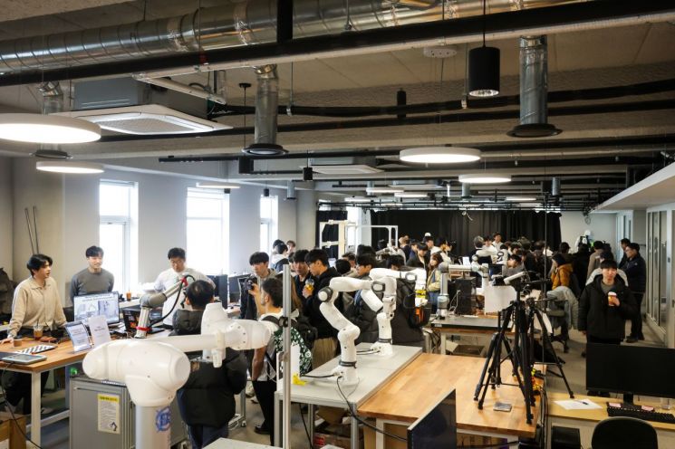 강아지부터 웨어러블까지…휴머노이드 넘어 '삶 바꿀' 로봇 공개