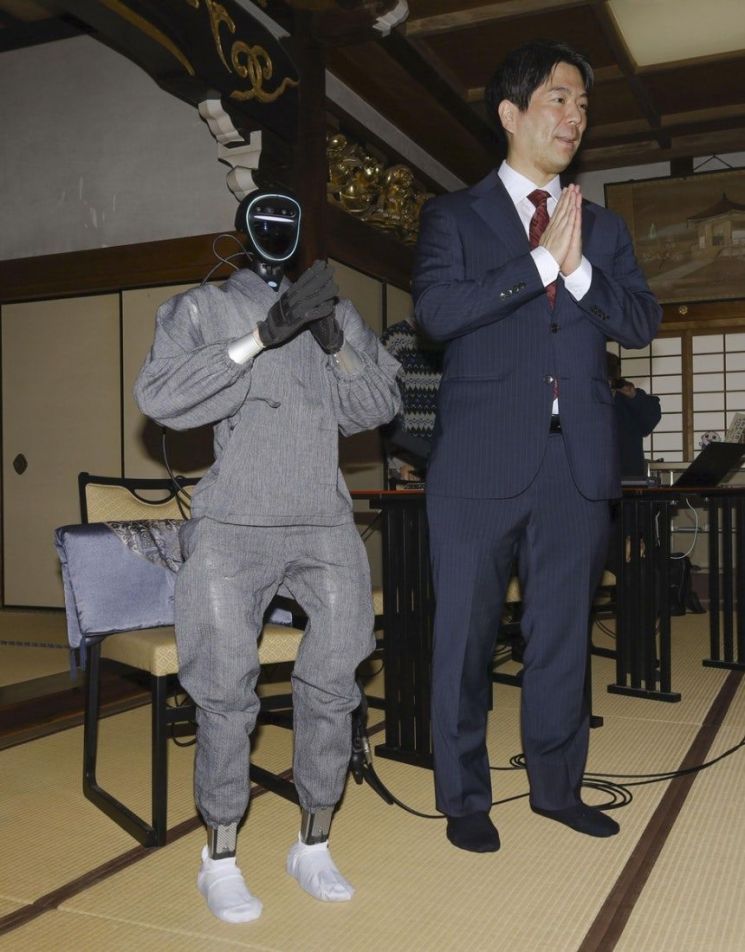 "스님, 인간관계 어쩔까요?" 고민 들어주고 합장한 승려, 알고보니 '붓다로이드'