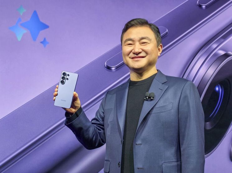 "택시 불러줘" AI 더 쉽게 쓰는 갤럭시S26…"8억대 판매 목표"